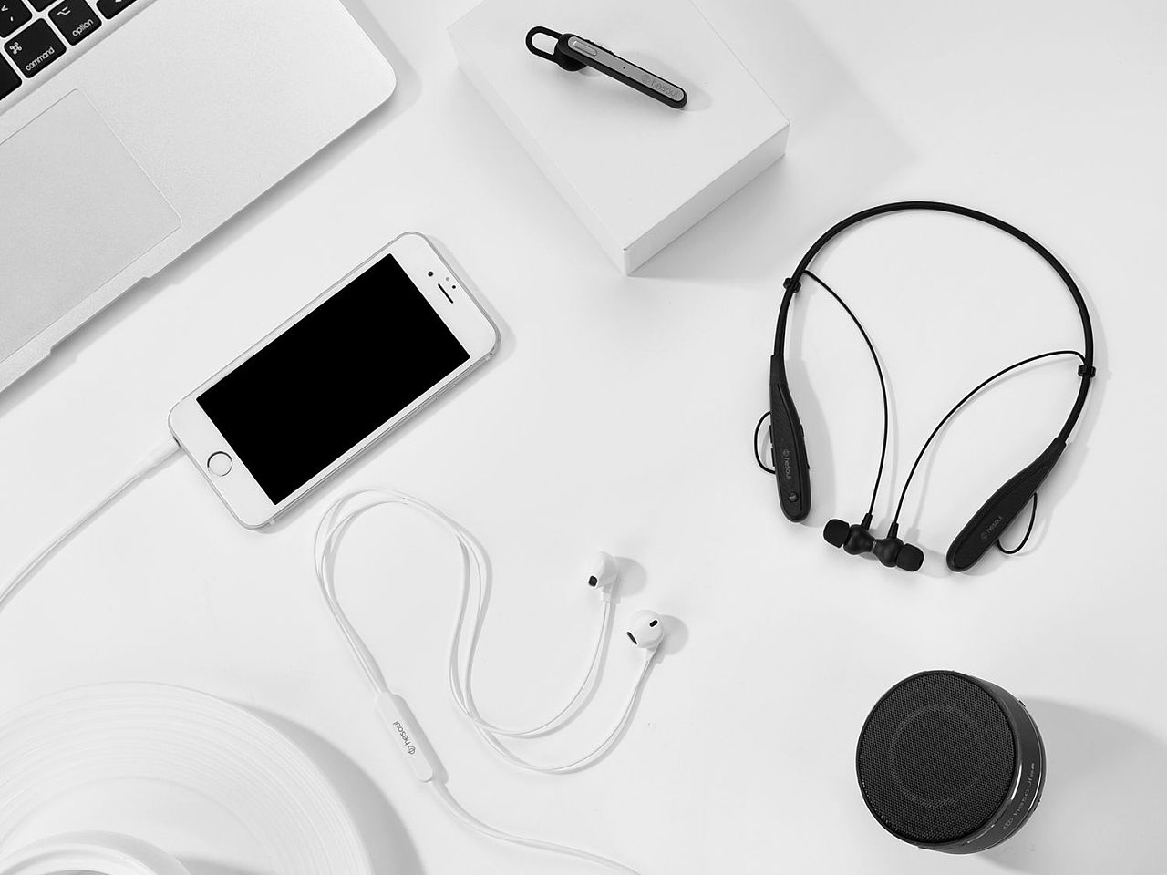 数码配件光影艺术 白底拍摄下的充电宝、数据线与耳机线